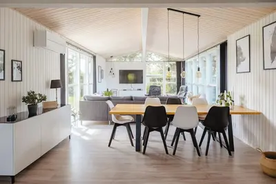 Image de Une belle oasis familiale avec de l'espace pour s'amuser et jouer