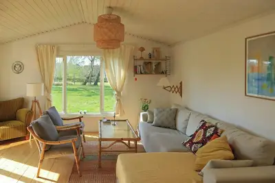 Image de Maison de vacances rouge à Reersø avec vue sur les champs