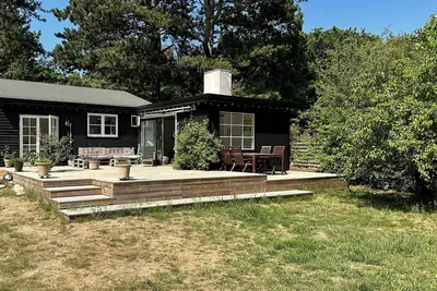 Image de Maison de vacances avec des objets recyclés près de la nature