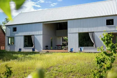 Image de Grande grange près du bosquet de saules dans l'Uckermark
