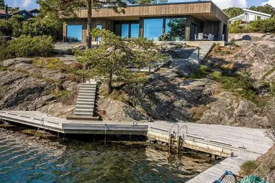 Image de Un petit bijou conçu par un architecte, situé en bord de mer et doté de son propre ponton