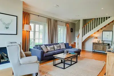 Image de Chic forestier : appartement avec vue sur le lac et la forêt