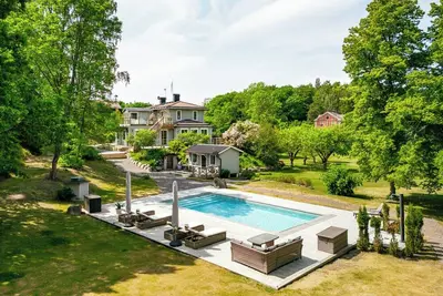 Image de Villa avec piscine et ponton au bord de la mer à Långsunda
