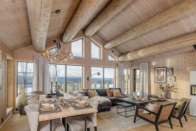 Image de Cabane moderne avec de superbes choix de design au bord du lac Gålåvatnet