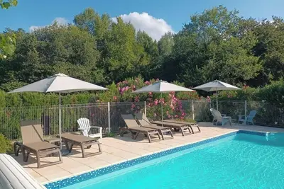 Image de Duplex rez-de-jardin climatisé - piscine chauffée - accès direct rivière Ardèche