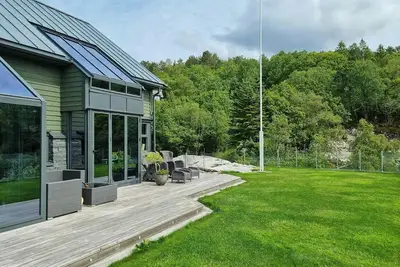 Image de Maison de vacances en bord de mer avec piscine et annexe