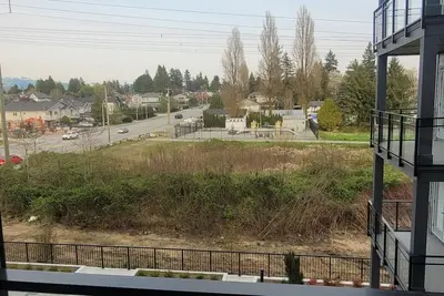 Modern 1br by SkyTrain w/ balcony & parking