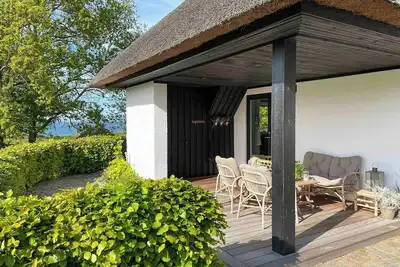 Image de Maison de vacances au toit de chaume avec vue sur la mer à Båring Ege