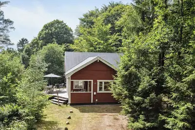 Image de Maison de vacances intemporelle des années 30 au bord de l'eau dans la région de Søhøjlandet