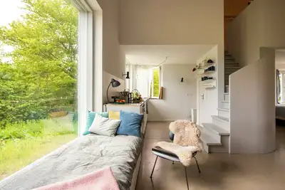 Image de Maison moderne en bois avec vue sur le jardin de fleurs sauvages