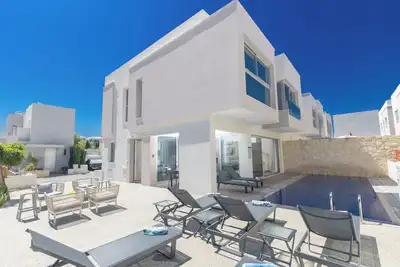 Image de Nouvelle villa de 4 chambres avec piscine privée