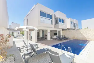 Image de Villa de 4 chambres avec piscine privée - Toute neuve