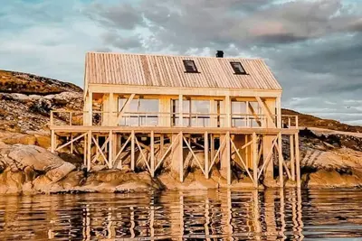 Image de Joyau architectural sur un affleurement rocheux à Kvenvær