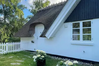 Image de Cottage idyllique au toit de chaume près de la plage d'Udsholt