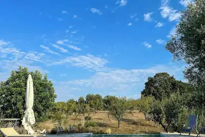 Image de Trullo avec piscine dans la campagne des Pouilles