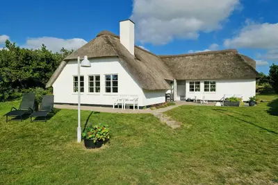 Image de Maison de vacances au toit de chaume dans les dunes près de la plage