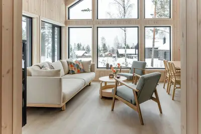 Image de Lodge lumineux au bord du lac Nisser, près d'Arendal