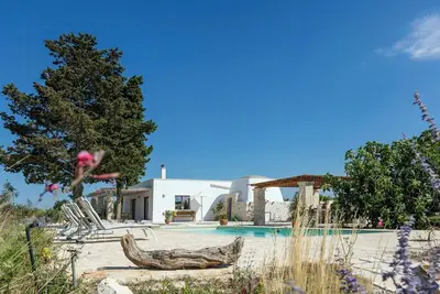 Image de Villa nichée au milieu des oliviers, avec terrasse et piscine privée