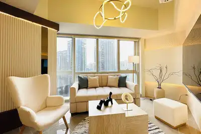 Image de Cozy Sunlit Lounge w/ Balcony City View Uptown Bgc