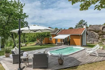 Image de Maison de campagne avec tennis et piscine près de Lysekil