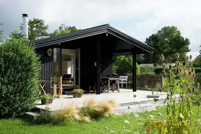 Image de Maison de vacances idyllique avec un jardin plein de vie à Nødebohuse