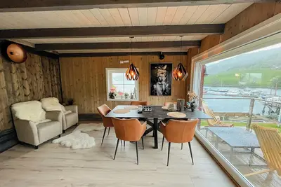 Image de Maison portuaire unique avec une touche de modernité à Valsøyfjord