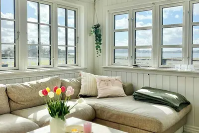 Image de Maison de vacances en bois avec vue imprenable sur le fjord de Sebbersund