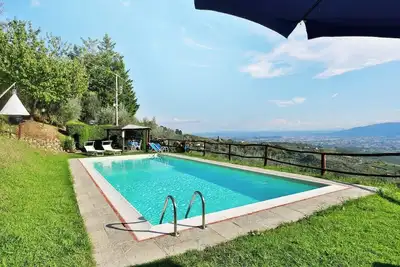 Image de Villa avec piscine et vue sur les collines de Lucques