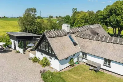 Image de Vous disposez d'une maison de campagne avec salle de bains et vue sur la mer au-delà des champs