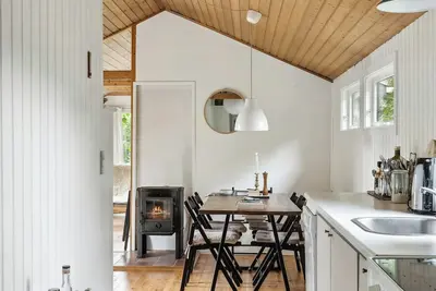 Image de maison des années 60 dans un jardin fleuri près de Kulhuse
