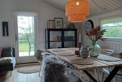 Image de Maison verte cachée parmi les arbres