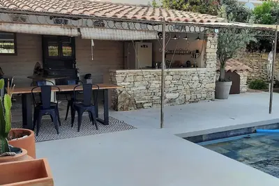 Image de villa avec piscine et cuisine d'été toute équipée