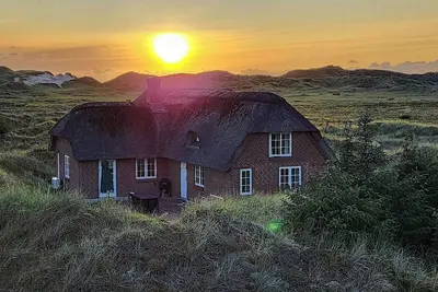 Image de Maison au toit de chaume dans la première rangée de dunes au bord de la mer du Nord