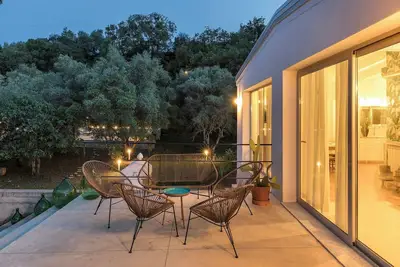 Image de Maison d'architecte avec piscine dans une oliveraie de 2 hectares