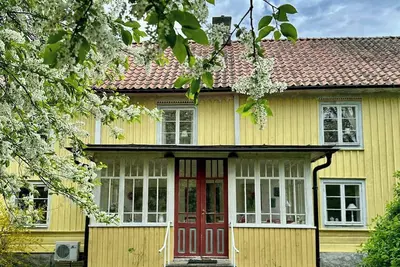 Image de maison du XVIIIe siècle avec véranda vitrée dans le Småland