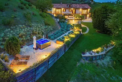 Image de Ferme moderne avec jacuzzi au milieu des vignes