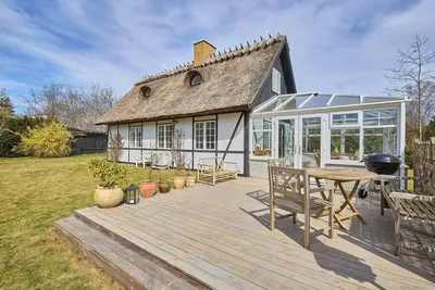 Image de Maison de vacances au toit de chaume avec véranda, près de la plage