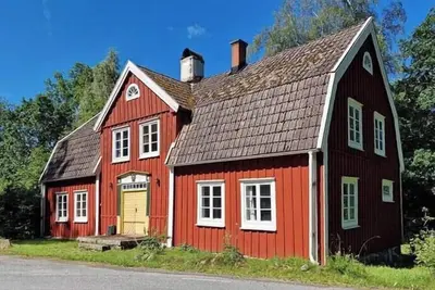 Image de Maison historique de marchand près de la rivière dans la forêt suédoise