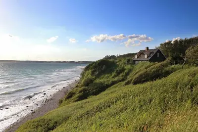 Image de \"Lærkehuset\" à droite du fjord de Kalundborg