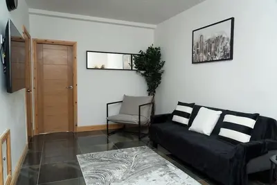 Image de 4 Bed Failsworth Home | Contractors | Families l Tv in rooms and workspaces