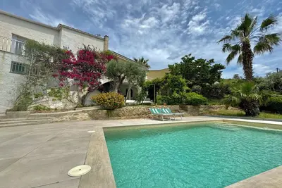 Image de Mediterranean House With Barbecue Near Downtown