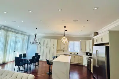Image de Promo price 5bdrm luxury comfy home 8beds sleeps 15+guests wifi Netflix parkin