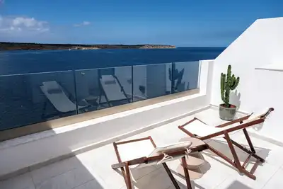 Image de Experience a brand-new seafront duplex penthouse in Ghadira Bay, featuring 2 bedrooms, 2 bathrooms, a fully equipped kitchen and two spacious terraces, both offering beautiful sea views just steps from the beach.