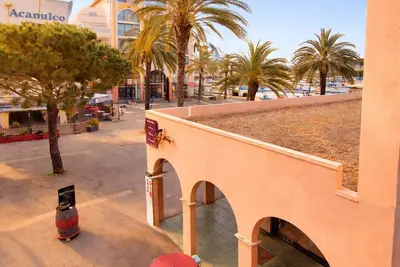 Image de Studio cabine avec loggia et parking privé sur le port, proche plage.