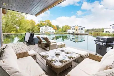 Image de A contemporary glass fronted lake side lodge that sleeps 8 guests  in 4 bedrooms