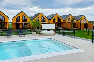 Image de Maison de vacances haut de gamme avec piscine, sauna et jacuzzi à Kopan