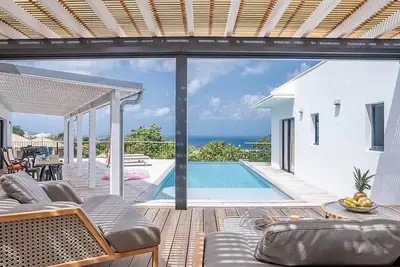 Image de Villa d’architecte · vue mer · piscine débordement