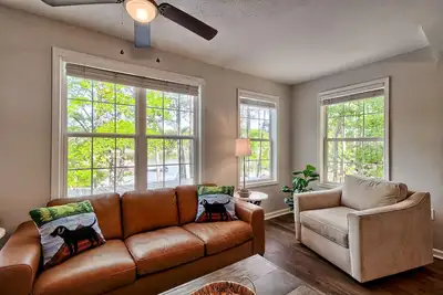Image de Canine Cove- Adorable 2-bedroom/2-bathroom house with Modern Upgrades!