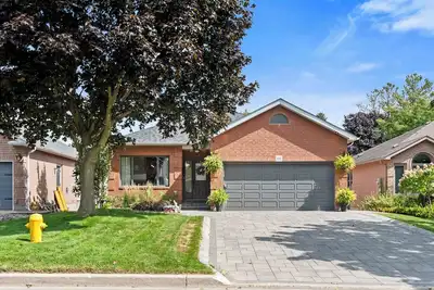 Image de Luxury home newly renovated with large kitchen and living space.