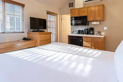 Image de Relaxation in Napa Valley! 2 Spacious Units, Swimming Pool, Free Parking!